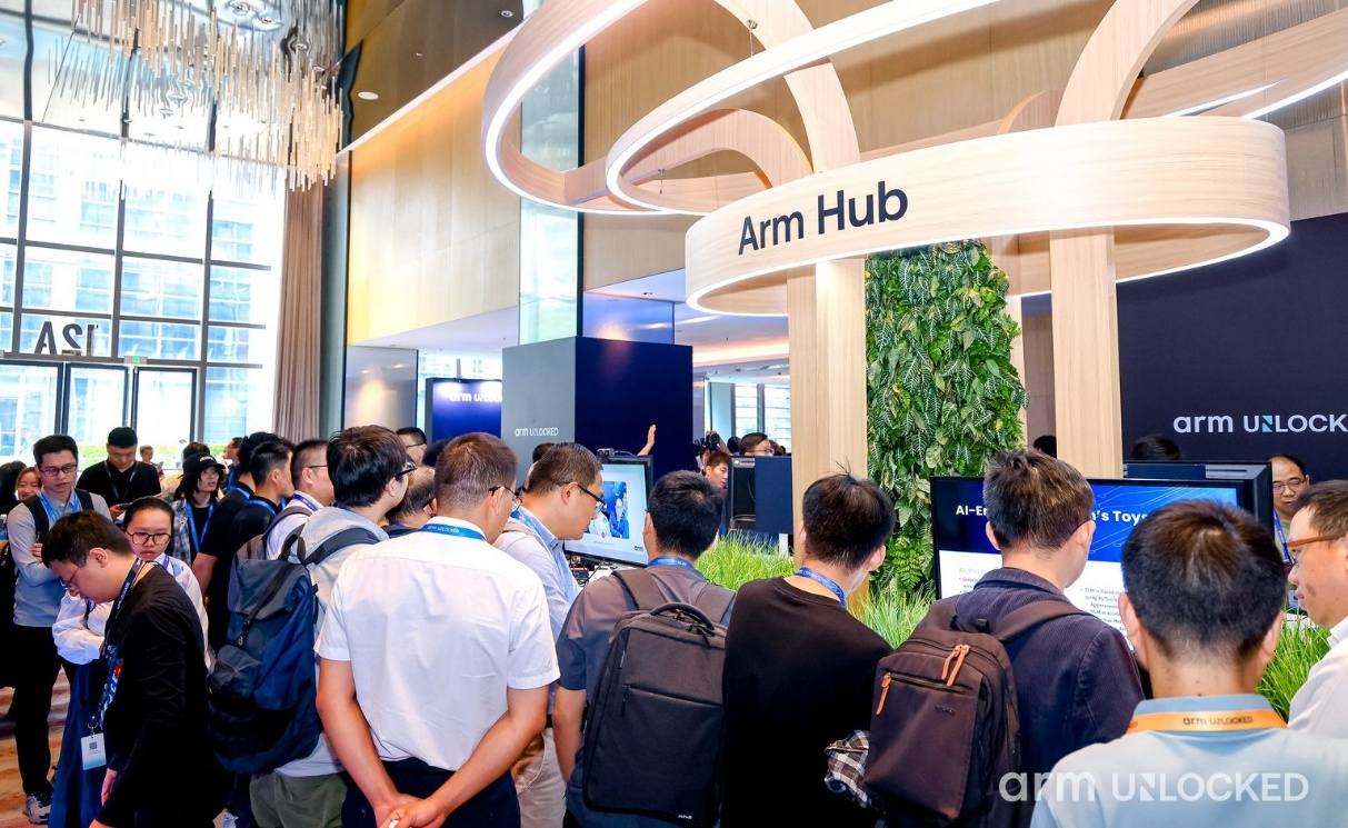 一群人正在听演讲
AI 生成的内容可能不正确。