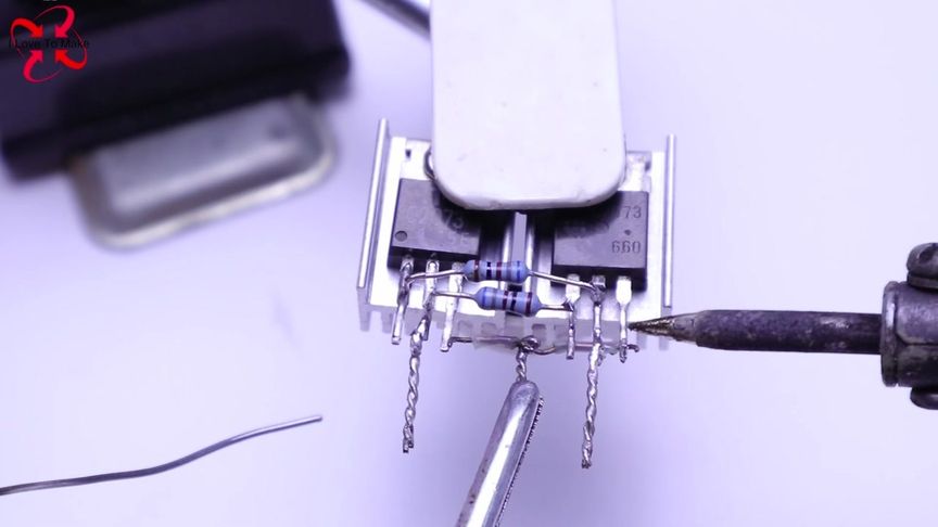 视频-两个三极管如何做简单的逆变器？加上电阻轻松变220V，驱动节能灯